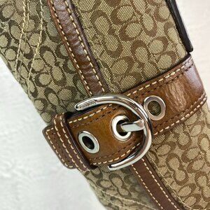 Courtney 🤎 | Coach Signature Buckle Flap Wristlet | Style 41840